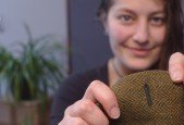 How to hand stitch a Buttonhole (+ sewing on a Button)