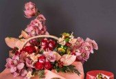 Floral Artistry and Festive Tablescaping